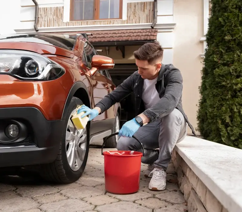 Lavage auto à domicile Cussay : professionnel intervenant sur un véhicule